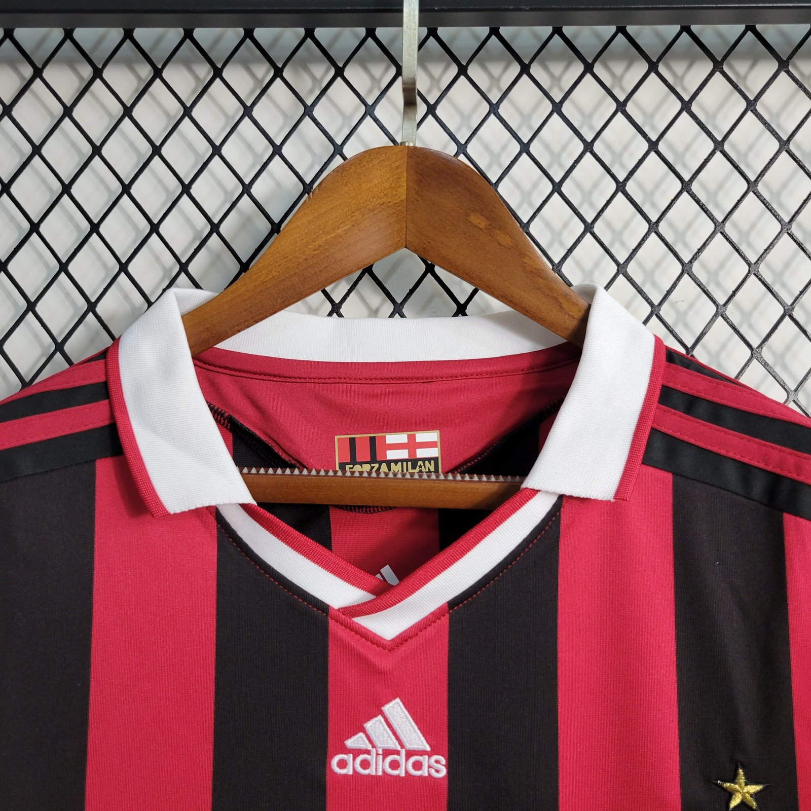 AC Mailand Ronaldinho 80 Home Retro Trikot 2009-2010 AC Mailand Ronaldinho 80 Home Retro Trikot 2009-2010