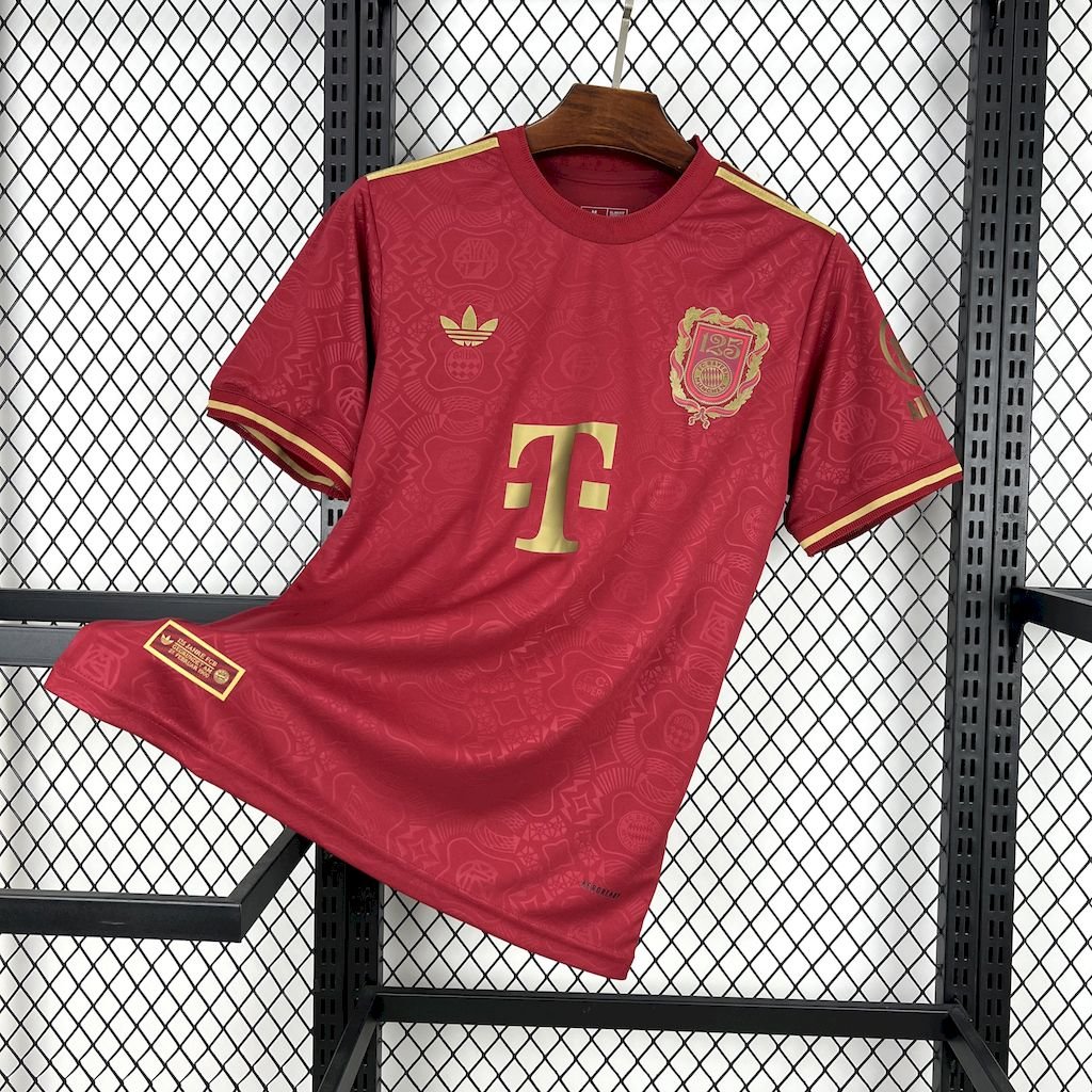 FC Bayern München 125-jähriges Jubiläum Sondertrikot 2024-2025 - Rot FC Bayern München 125-jähriges Jubiläum Sondertrikot 2024-2025 - Rot