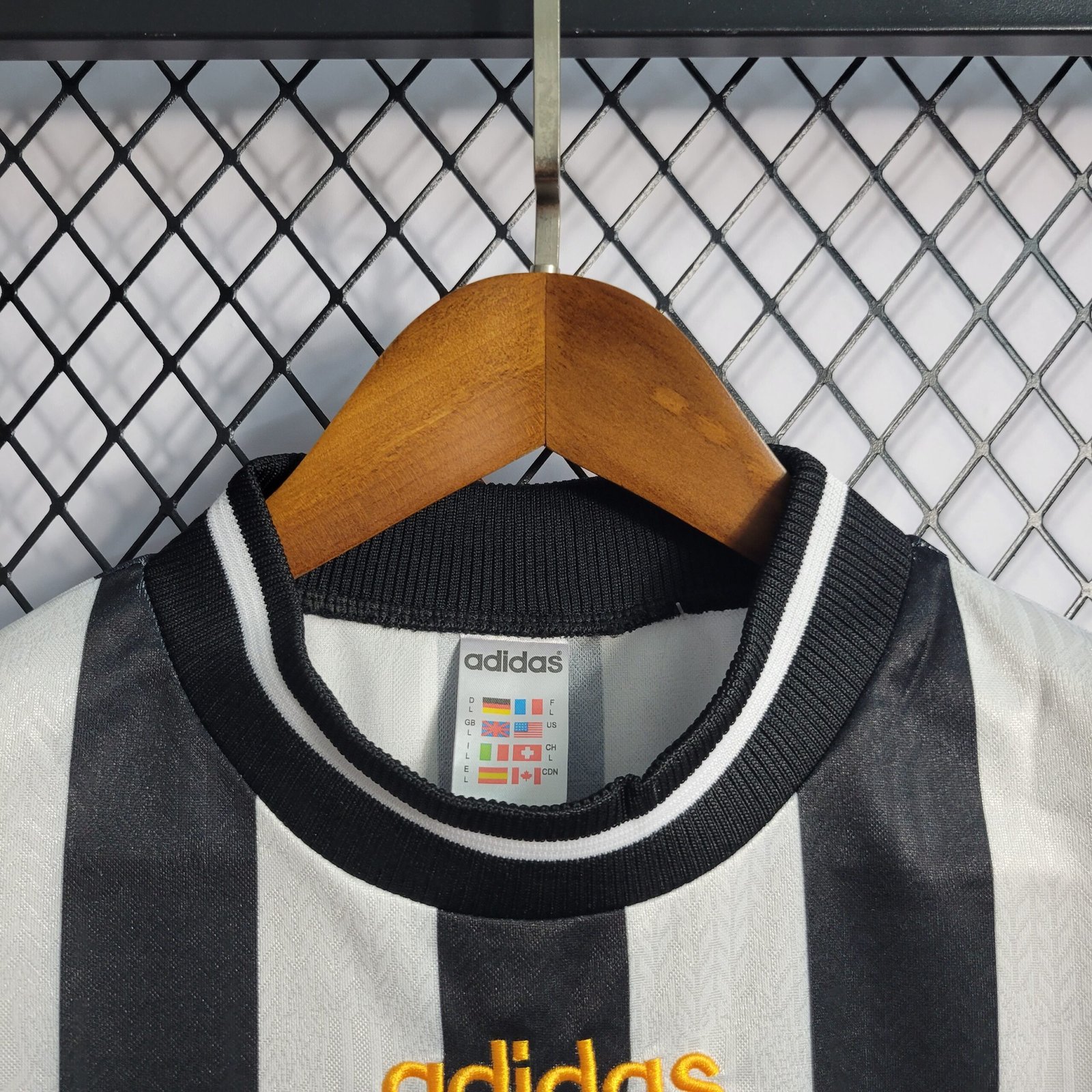 Newcastle United Home Retro Trikot 1995-1997 Newcastle United Home Retro Trikot 1995-1997