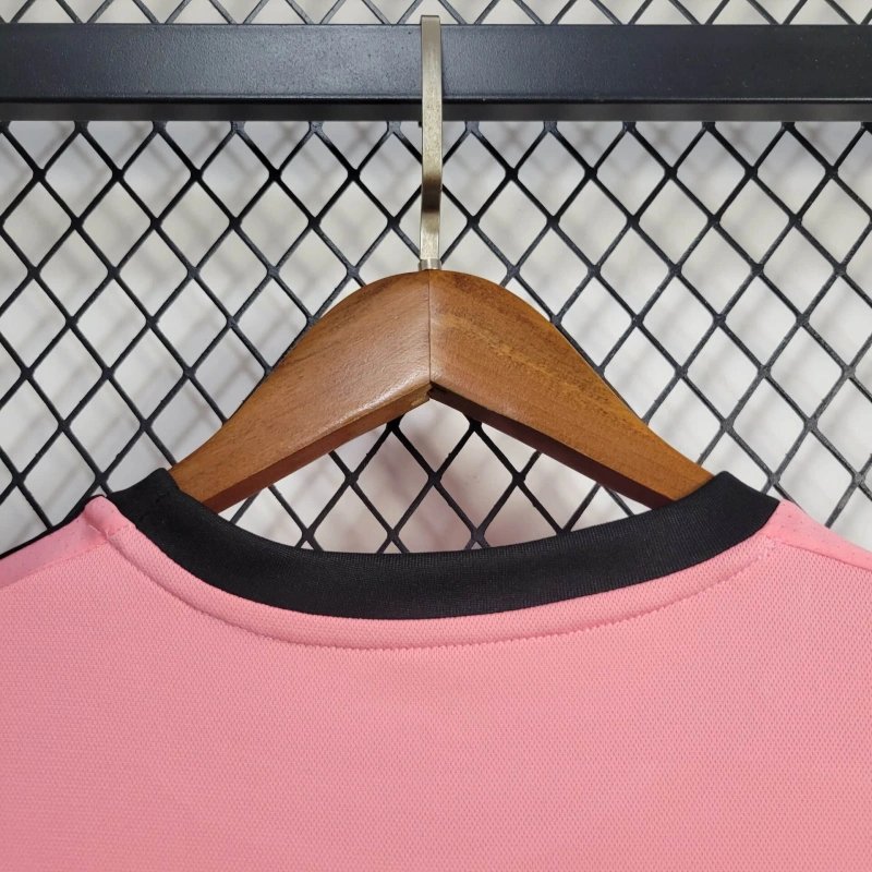 Juventus Away Retro Trikot 2015-2016 - Rosa Juventus Away Retro Trikot 2015-2016 - Rosa