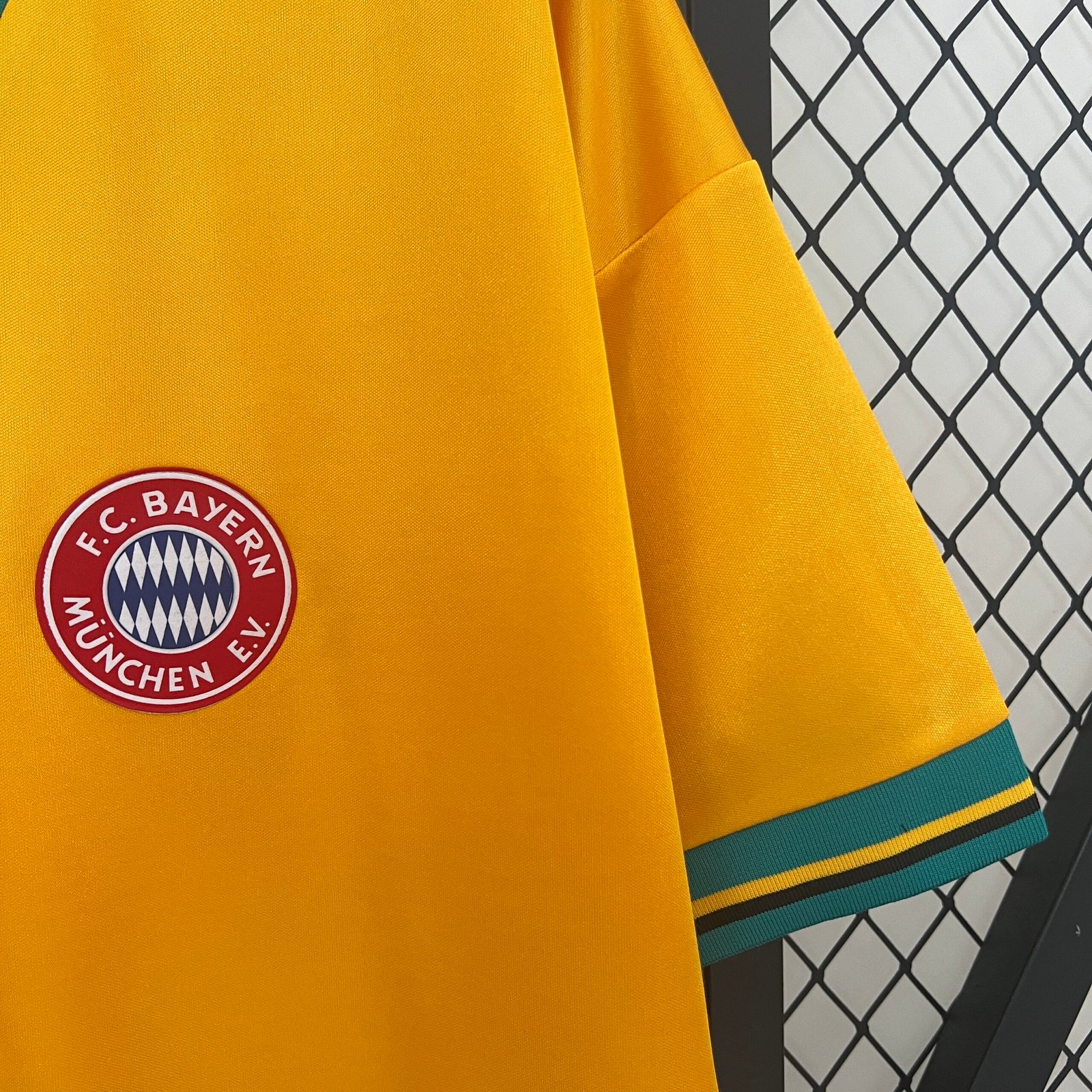 FC Bayern München Away Retro Trikot 1993-1995 - Gelb FC Bayern München Away Retro Trikot 1993-1995 - Gelb