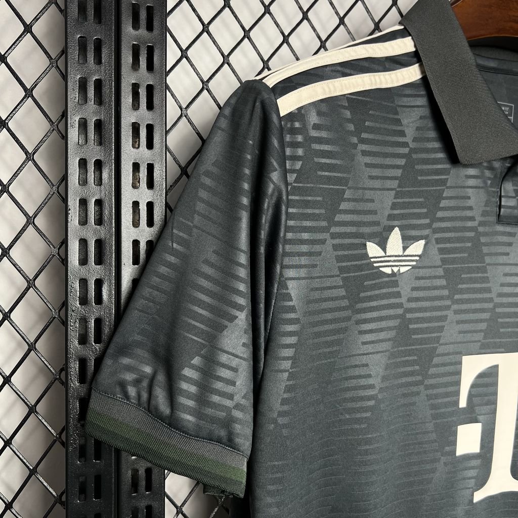 FC Bayern München Wiesn Oktoberfest Trikot 2024-2025 - Schwarz FC Bayern München Wiesn Oktoberfest Trikot 2024-2025 - Schwarz
