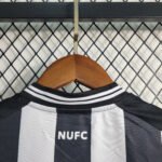 Newcastle United Heimtrikot Kinder Minikit 2023-2024