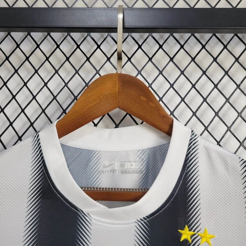 Juventus Home Retro Trikot 2011-2012 Juventus Home Retro Trikot 2011-2012