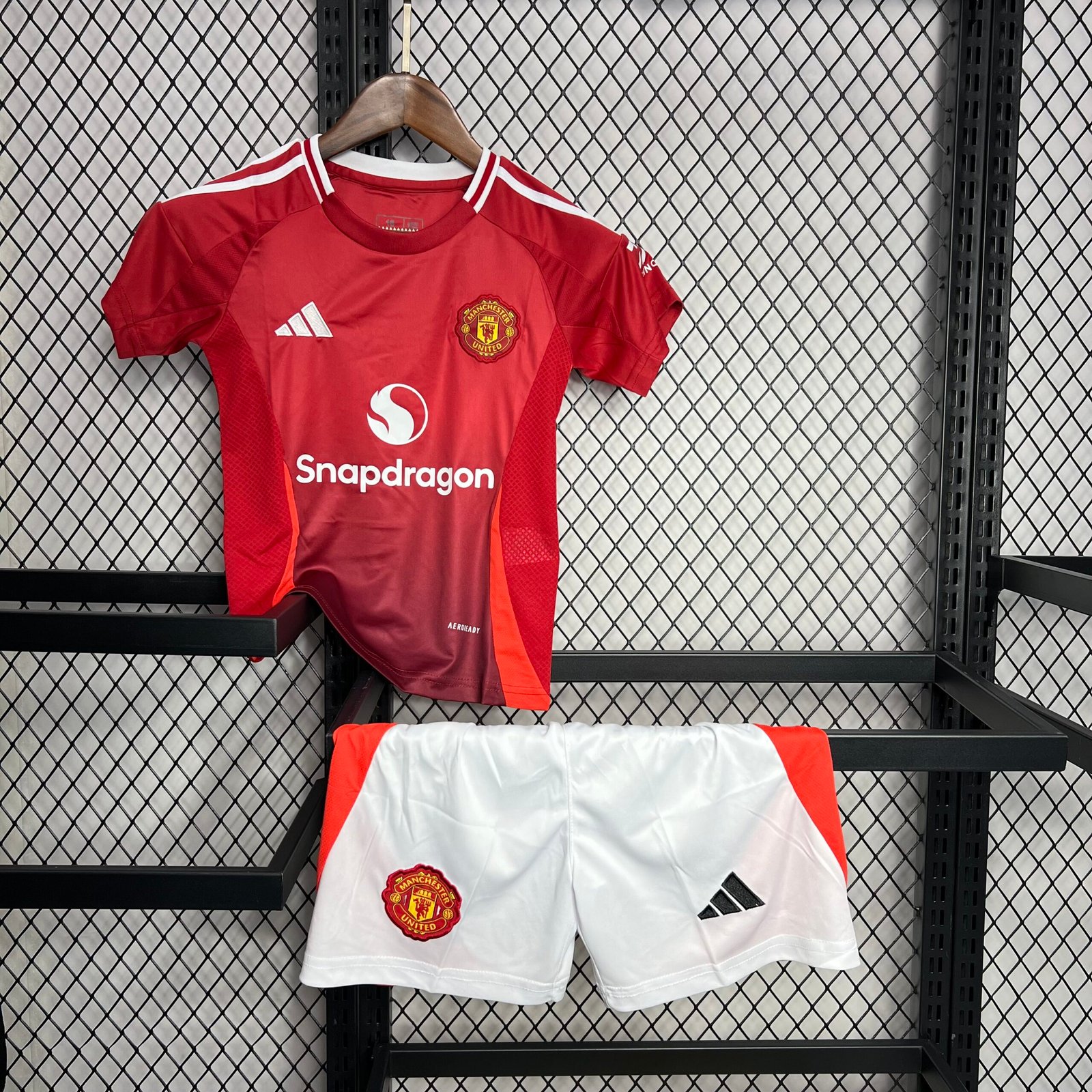 Manchester United Cristiano Ronaldo 7 Heimtrikot Kinder Mini Kit 2024-2025 Manchester United Cristiano Ronaldo 7 Heimtrikot Kinder Mini Kit 2024-2025