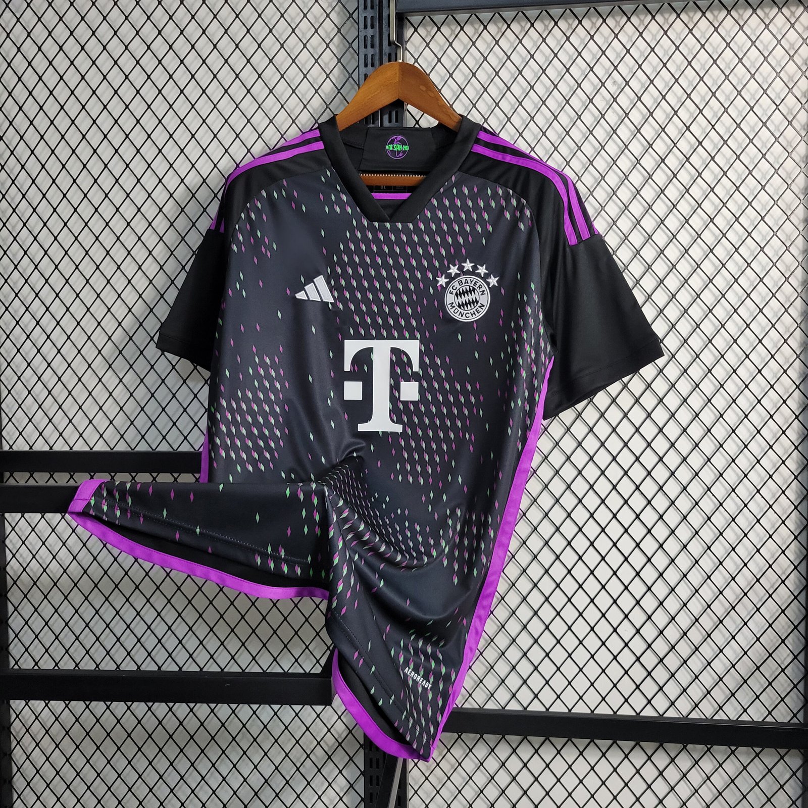 FC Bayern München Away Trikot 2023-2024 ( Aufdruck Dein Name ) FC Bayern München Away Trikot 2023-2024 ( Aufdruck Dein Name )