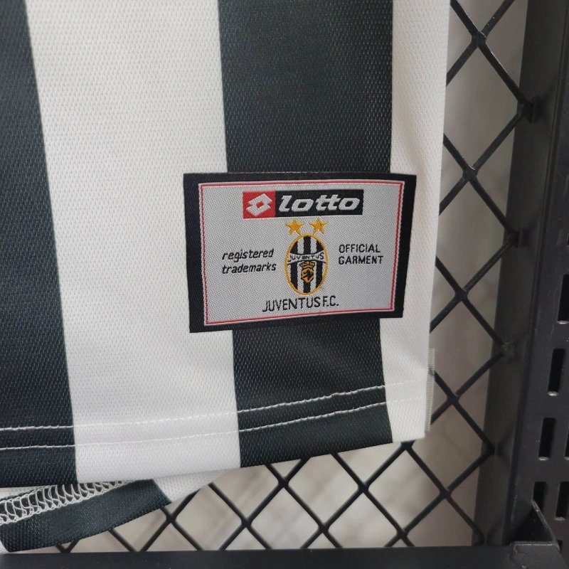 Juventus Home Retro Trikot 2001-2002 Juventus Home Retro Trikot 2001-2002