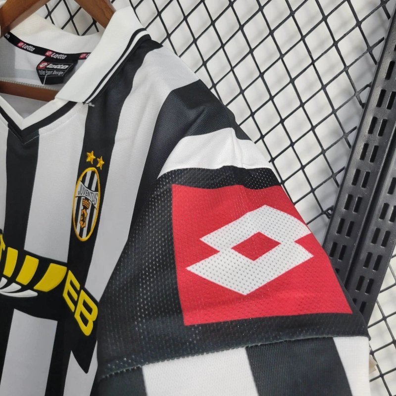 Juventus Home Retro Trikot 2001-2002 Juventus Home Retro Trikot 2001-2002