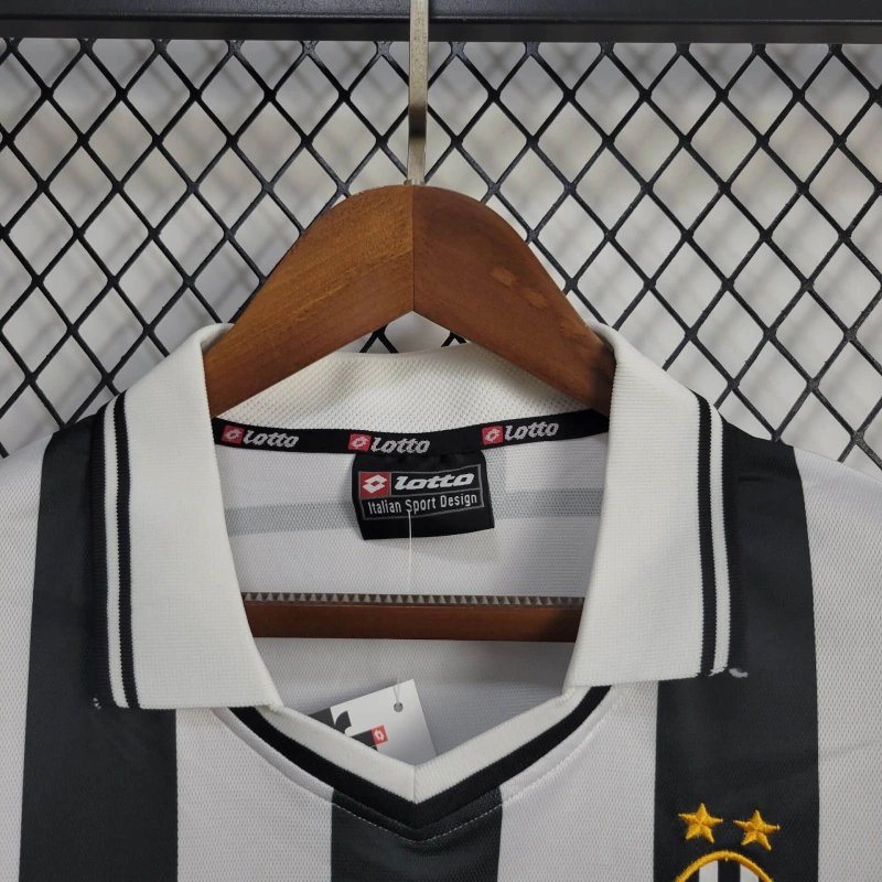 Juventus Home Retro Trikot 2001-2002 Juventus Home Retro Trikot 2001-2002