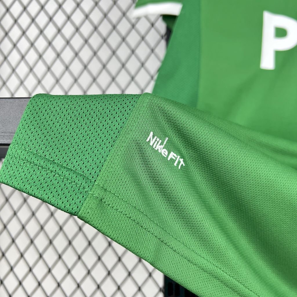 VFL Wolfsburg Retro Home Trikot 2008-2009 VFL Wolfsburg Retro Home Trikot 2008-2009