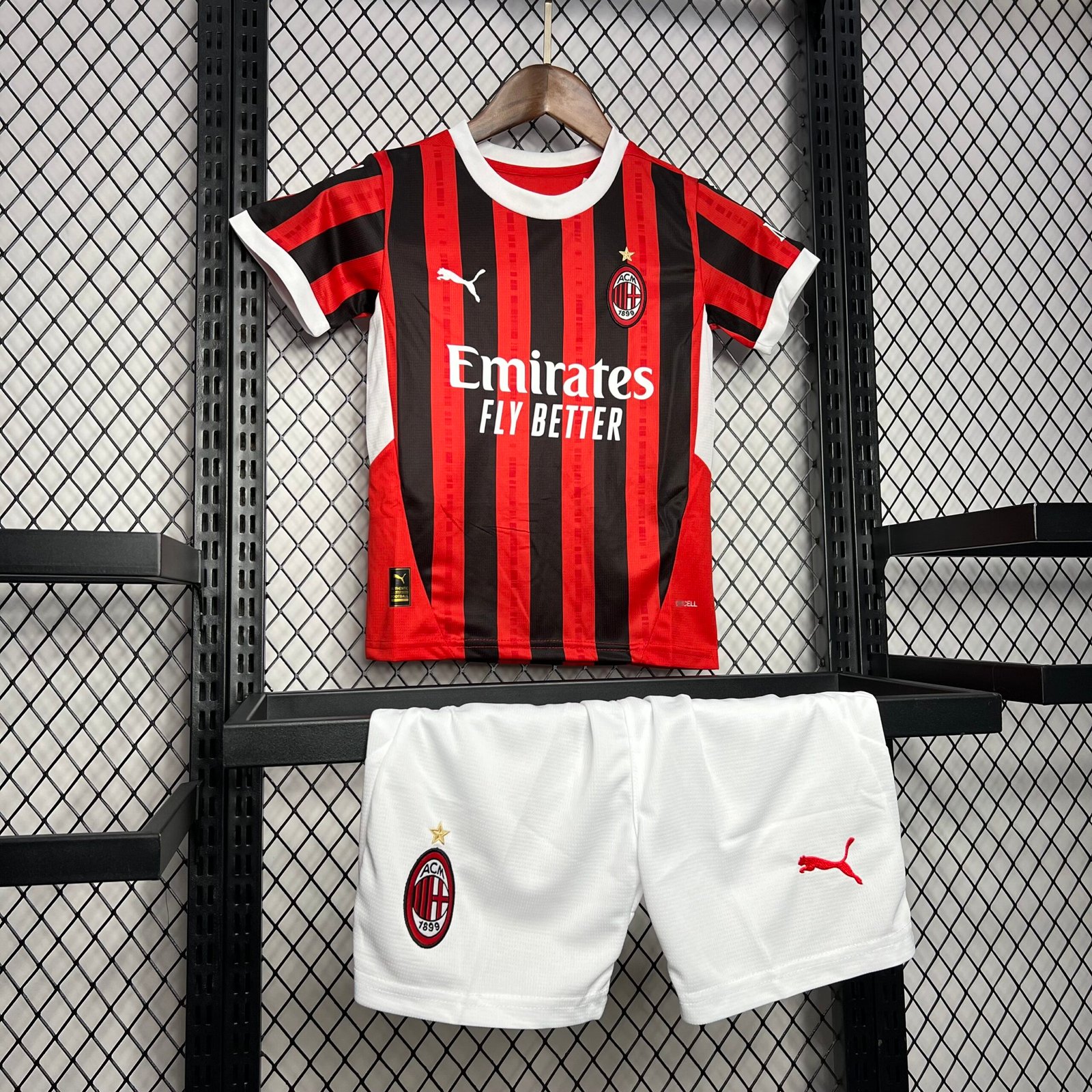 AC Mailand Heimtrikot Kinder Mini Kit 2024-2025 AC Mailand Heimtrikot Kinder Mini Kit 2024-2025