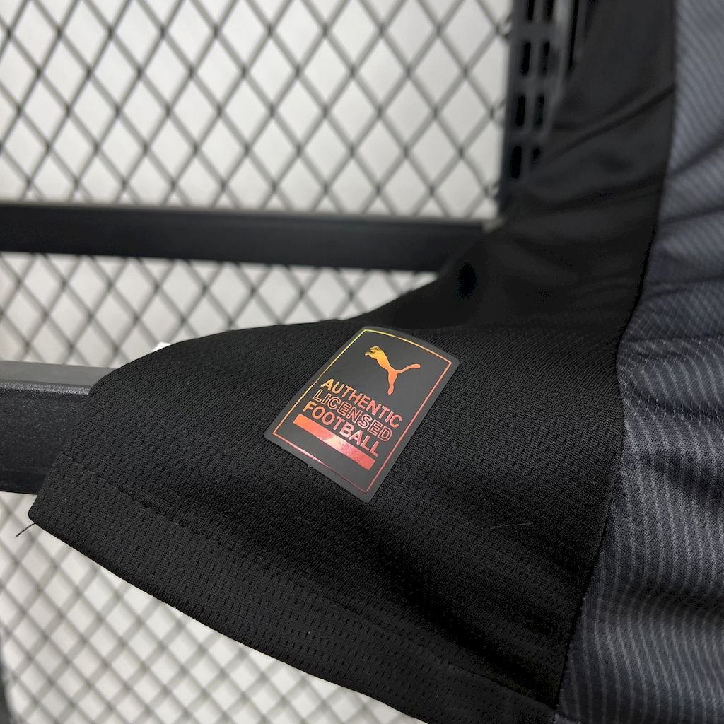 Galatasaray Limitierte Sondertrikot 2024-2025 - Schwarz Galatasaray Limitierte Sondertrikot 2024-2025 - Schwarz