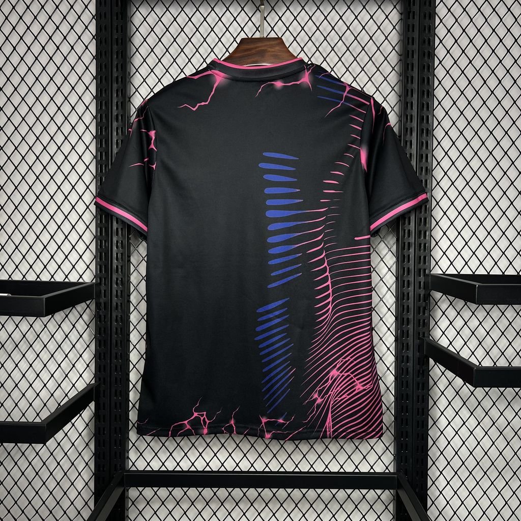 Real Madrid Löwen Sondertrikot 2024-2025 - Schwarz Rosa Real Madrid Löwen Sondertrikot 2024-2025 - Schwarz Rosa