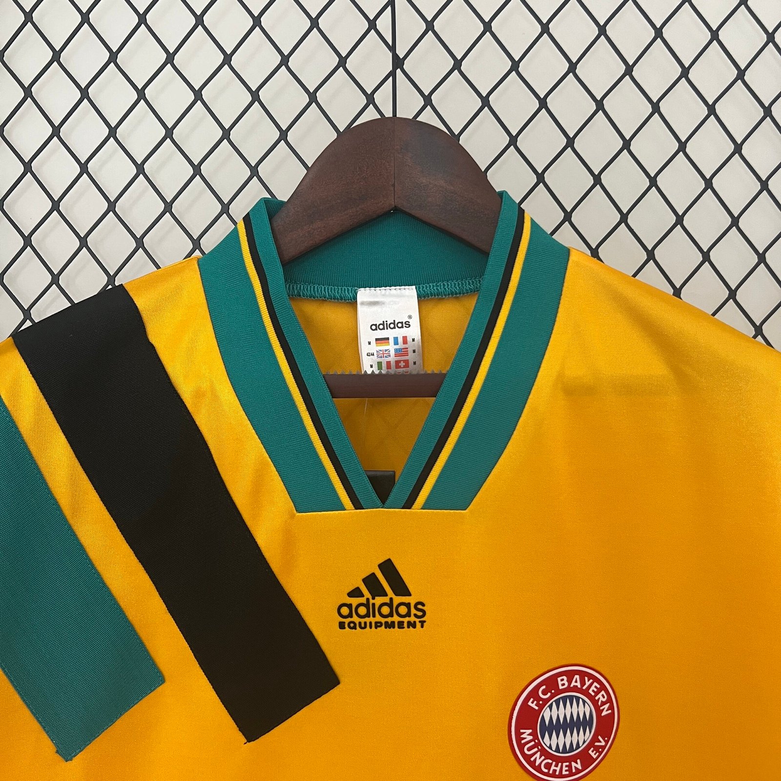 FC Bayern München Away Retro Trikot 1993-1995 - Gelb FC Bayern München Away Retro Trikot 1993-1995 - Gelb