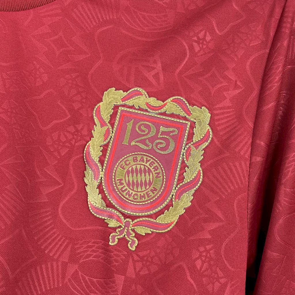 FC Bayern München 125-jähriges Jubiläum Sondertrikot 2024-2025 - Rot FC Bayern München 125-jähriges Jubiläum Sondertrikot 2024-2025 - Rot