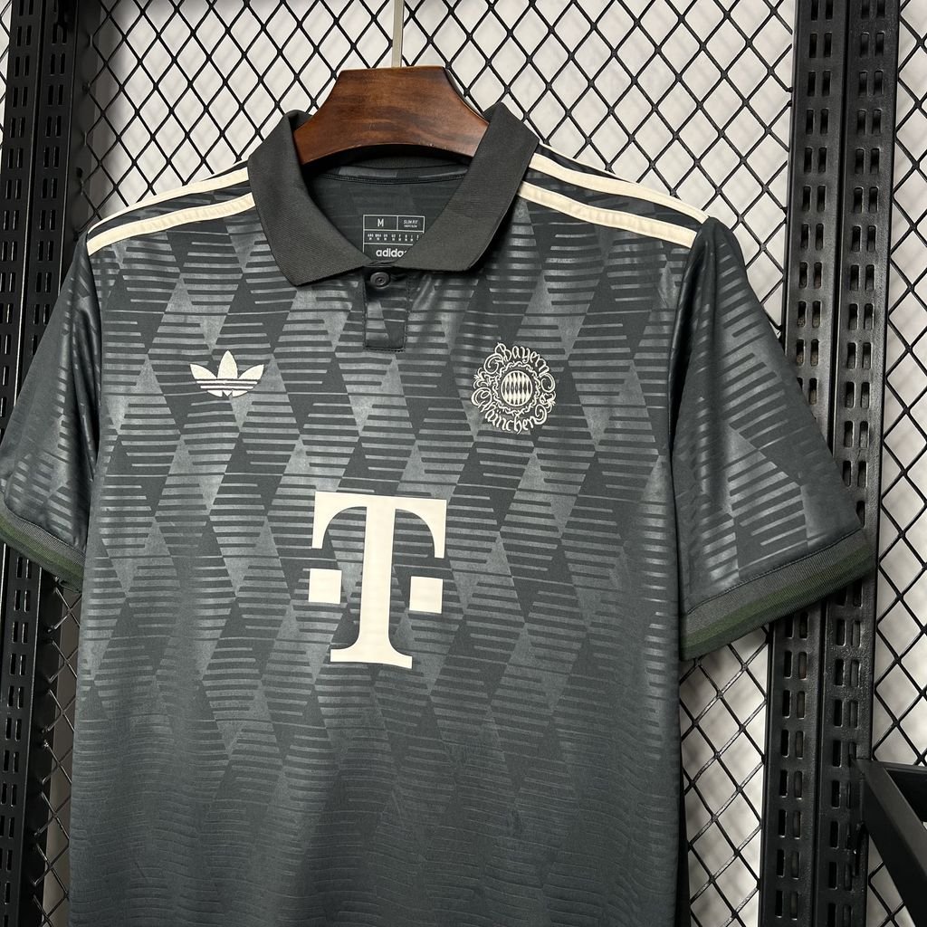 FC Bayern München Wiesn Oktoberfest Trikot 2024-2025 - Schwarz FC Bayern München Wiesn Oktoberfest Trikot 2024-2025 - Schwarz
