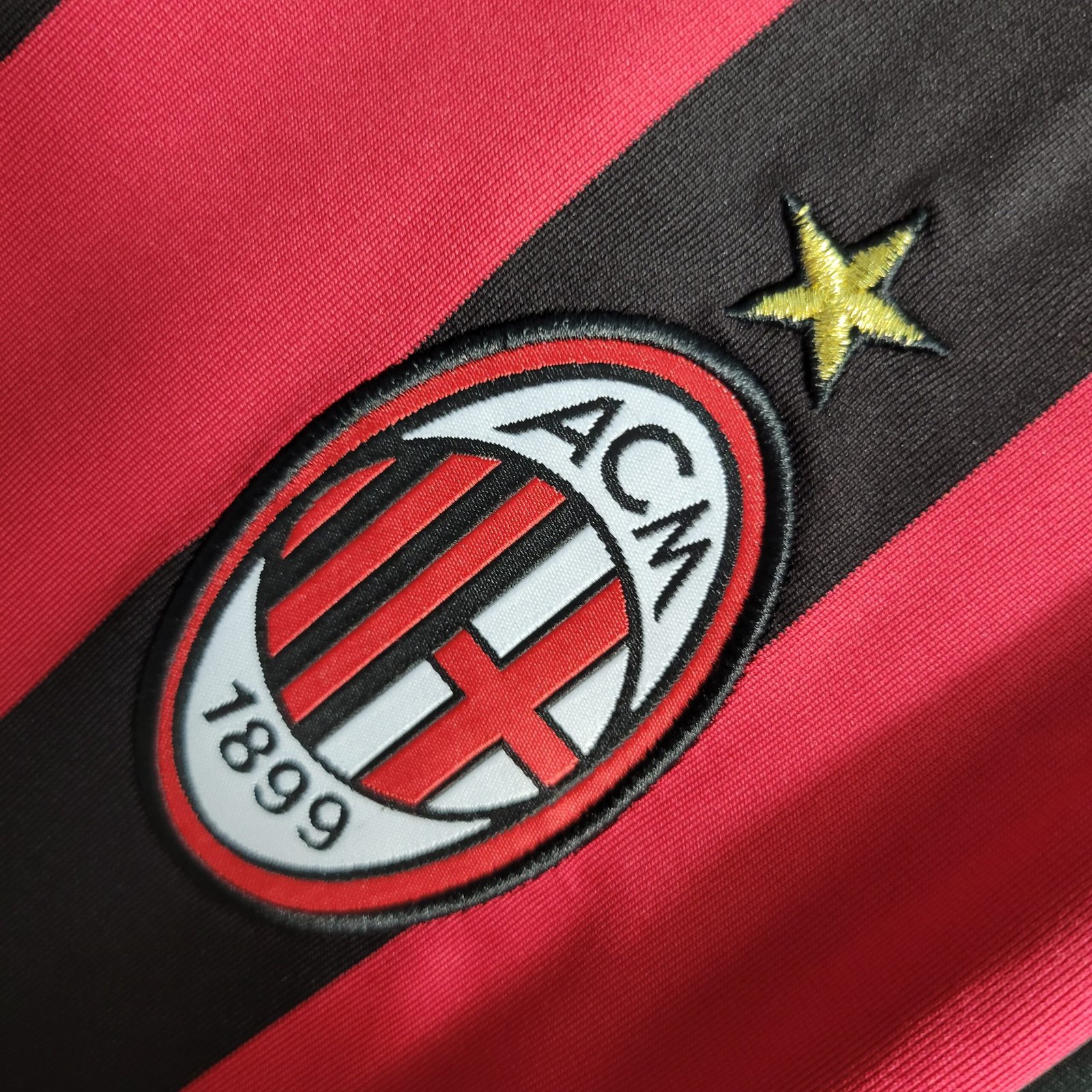 AC Mailand Ronaldinho 80 Home Retro Trikot 2009-2010 AC Mailand Ronaldinho 80 Home Retro Trikot 2009-2010