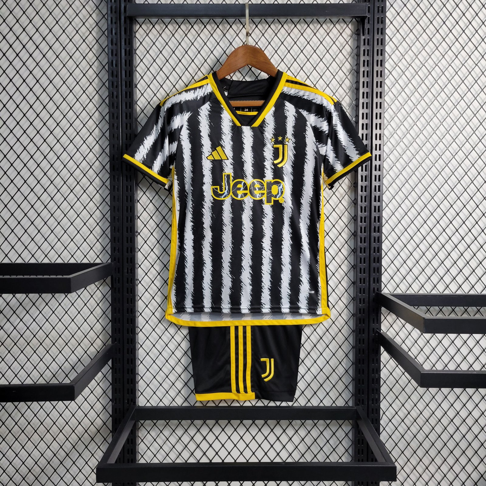 Juventus Cristiano Ronaldo 7 Heimtrikot Kinder Minikit 2023-2024 Juventus Cristiano Ronaldo 7 Heimtrikot Kinder Minikit 2023-2024