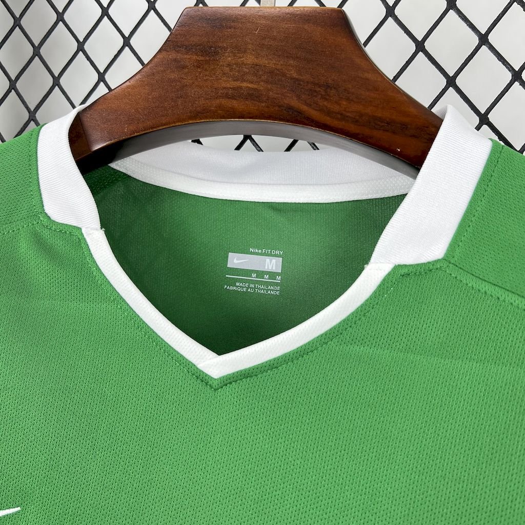 VFL Wolfsburg Retro Home Trikot 2008-2009 VFL Wolfsburg Retro Home Trikot 2008-2009