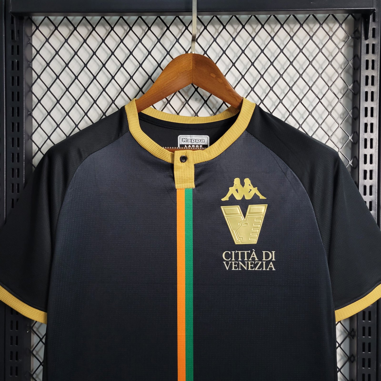 Venezia FC Home Trikot 2023-2024 - Schwarz Venezia FC Home Trikot 2023-2024 - Schwarz