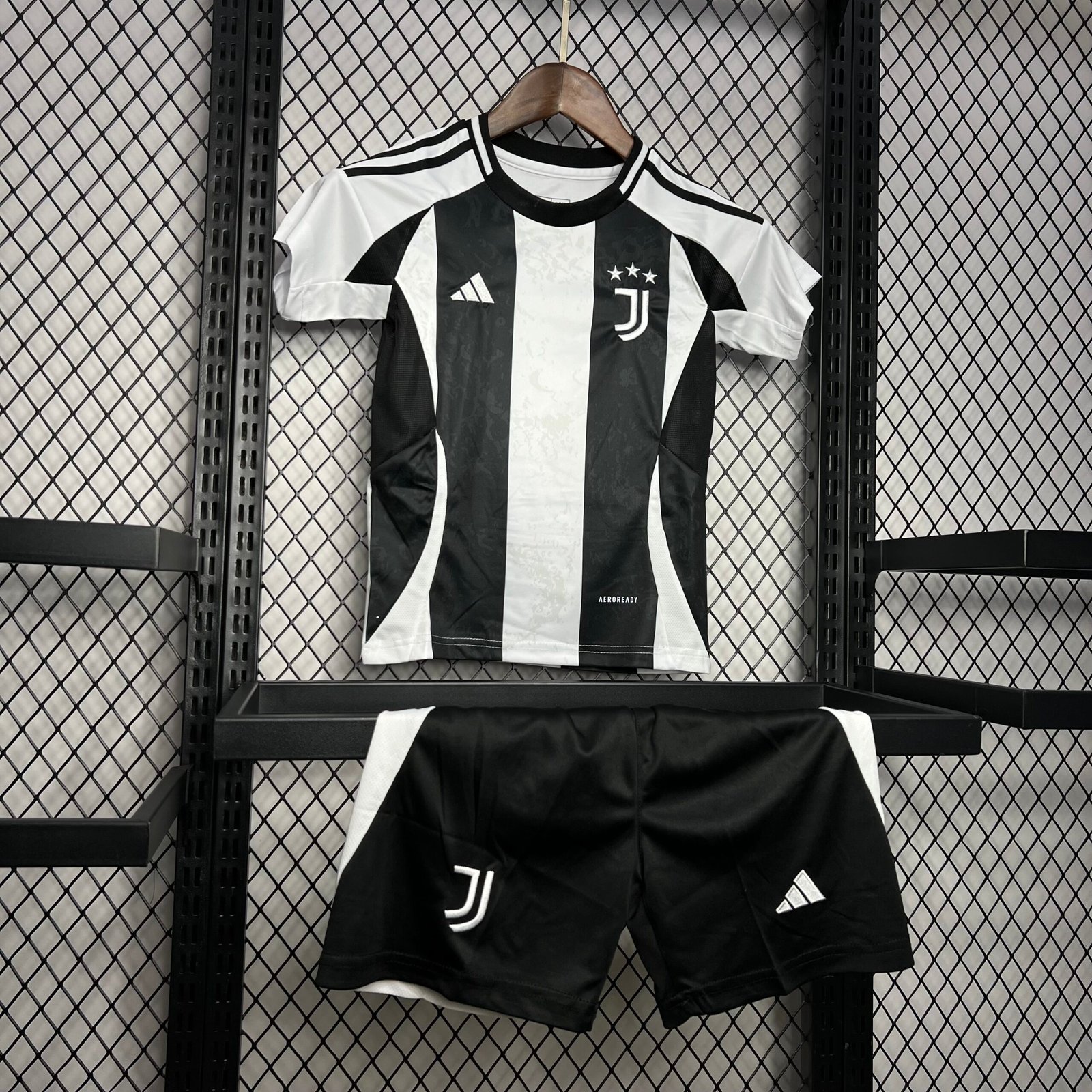 Juventus Cristiano Ronaldo 7 Heimtrikot Kinder Minikit 2024-2025 Juventus Cristiano Ronaldo 7 Heimtrikot Kinder Minikit 2024-2025