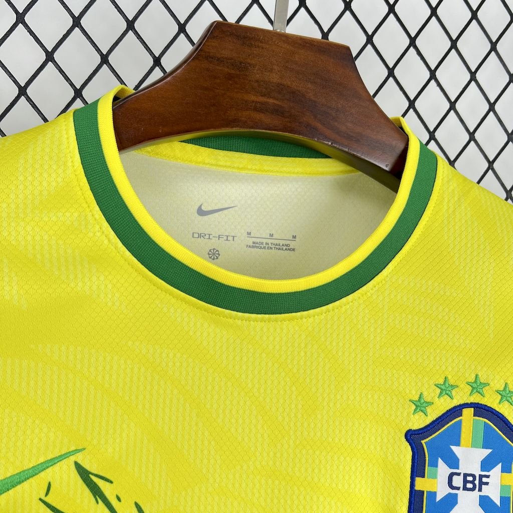 Brasilien X Pombo Sondertrikot 2025-2026 - Gelb Brasilien X Pombo Sondertrikot 2025-2026 - Gelb
