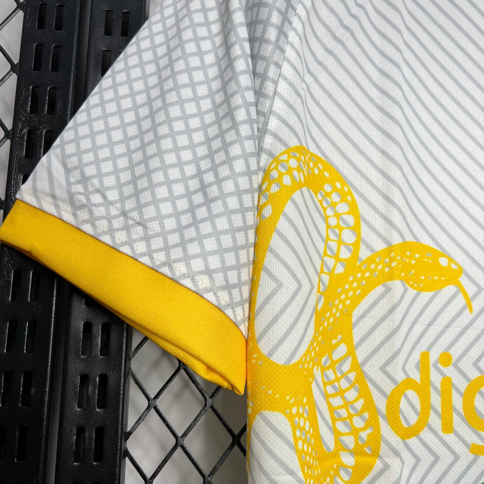 Inter Mailand Schlangenhaut Sondertrikot 2024-2025 - Weiß-Gelb Inter Mailand Schlangenhaut Sondertrikot 2024-2025 - Weiß-Gelb