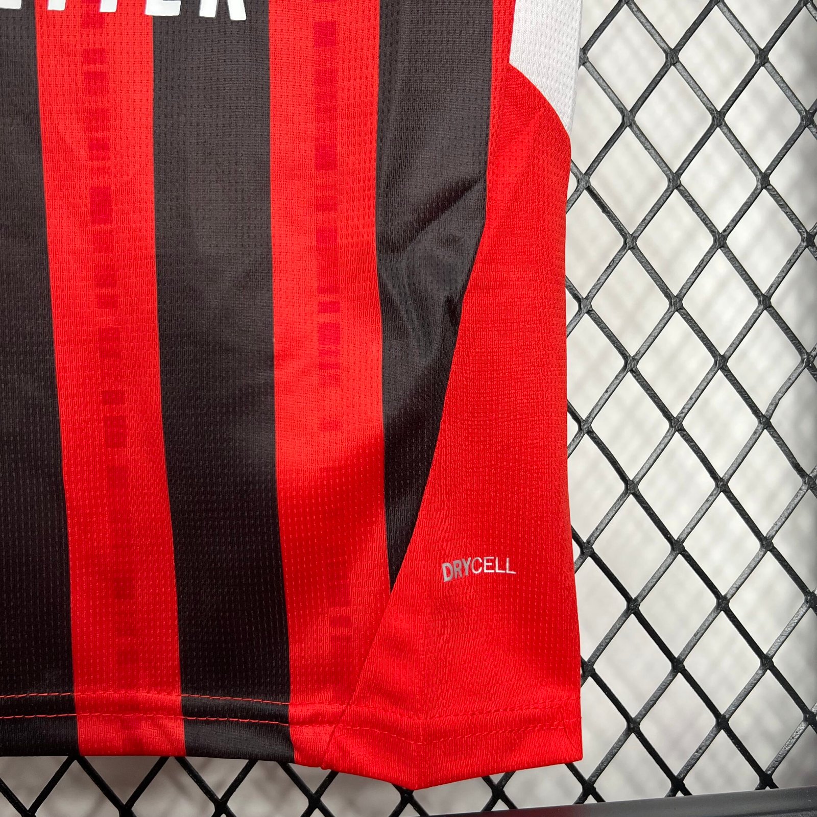 AC Mailand Heimtrikot Kinder Mini Kit 2024-2025 AC Mailand Heimtrikot Kinder Mini Kit 2024-2025